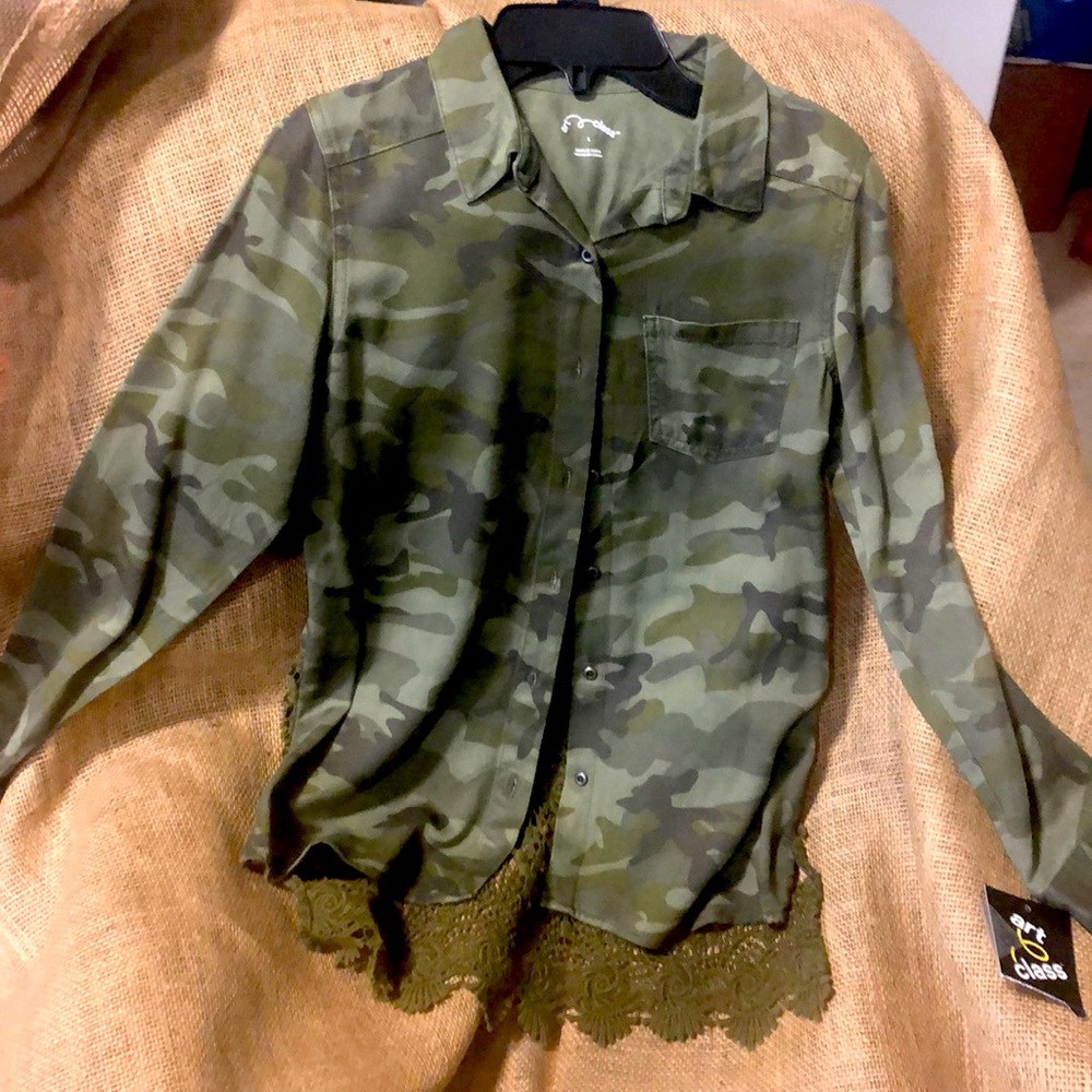 Camo long sleeve button down/lace detail on back